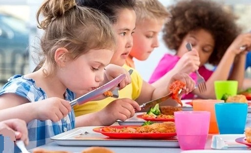 Kids eating lunch in the school lunch room